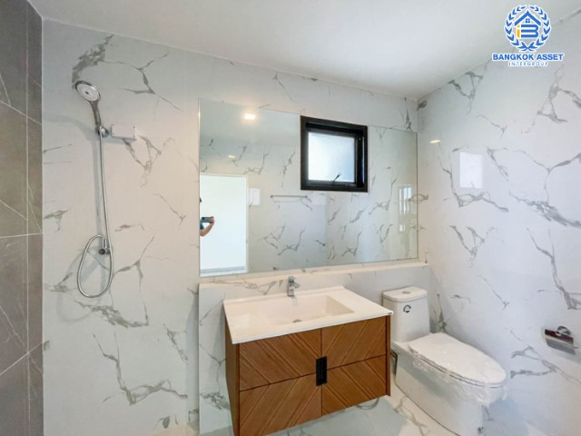 บ้านมือสอง ย่านกรุงเทพฯ ม.ชัยพฤกษ์ บางแวก เนื้อที่ 104.8 ตร.ว. ฟังก์ชัน 5 ห้องนอน 4 ห้องน้ำ จอดรถได้ 2 คัน บนทำเลเดินทางสะดวก เชื่อมต่อหลายเส้นทาง และเดอะมอลล์บางแค ทางด่วน "กาญจนาภิเษก" และรถไฟฟ้า "สถานีภาษีเจริญ"